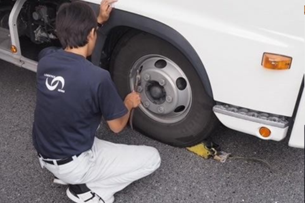 車両点検するスタッフ